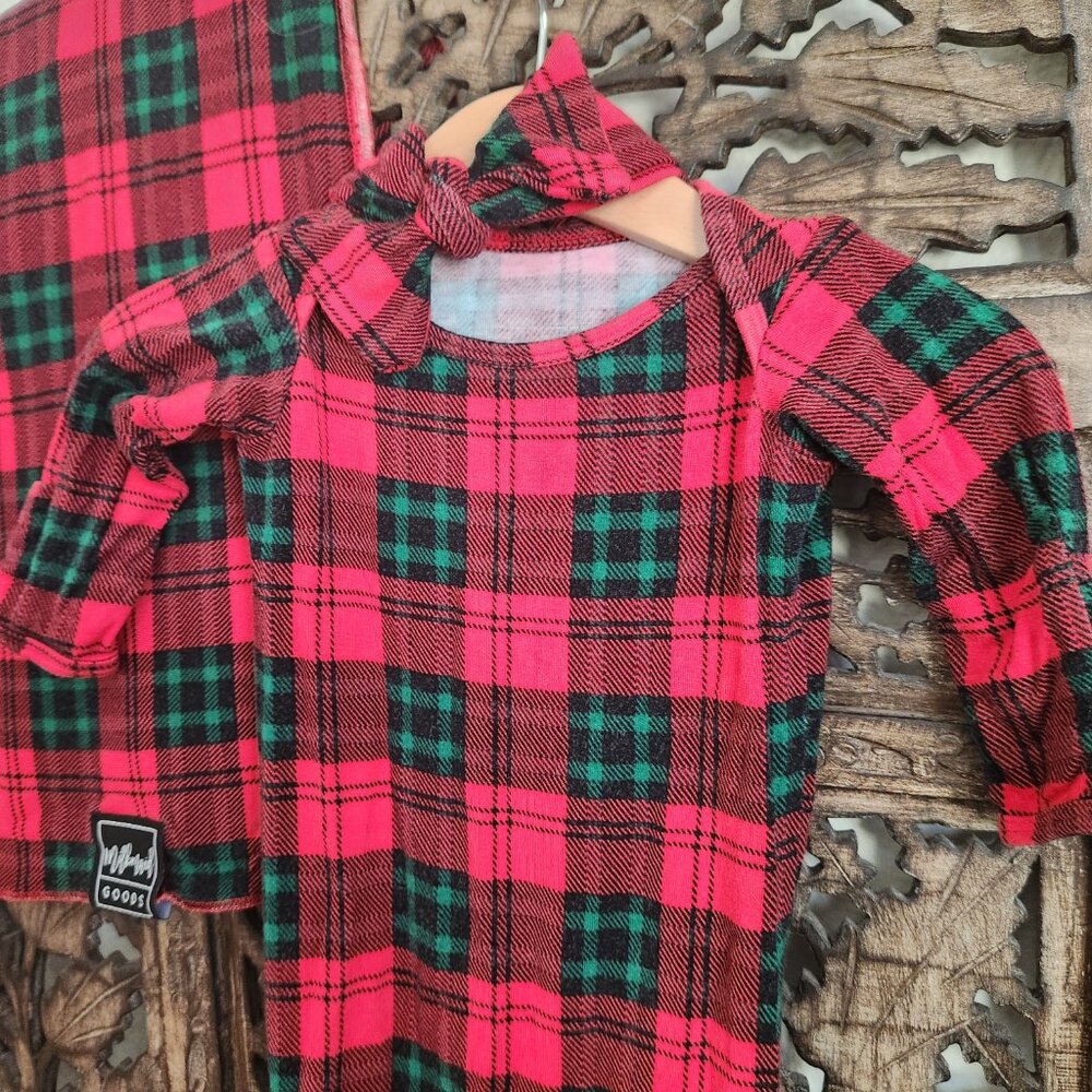 Christmas Newborn Bundle: Swaddle, Knotted Gown, and Hair Bow, NB, unisex - Picture 3 of 4